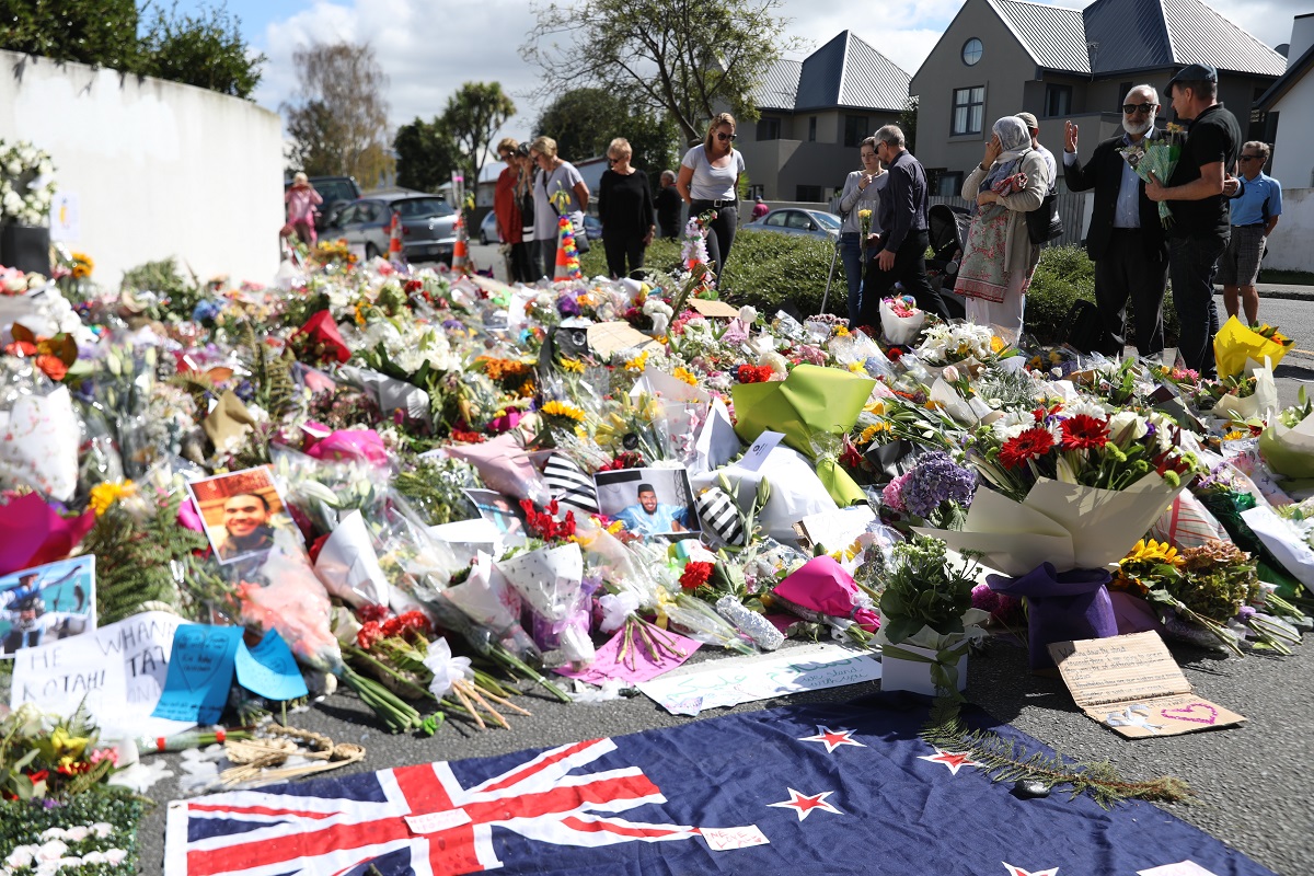 写真・図版 : 銃乱射があった礼拝所のそばで献花に訪れた市民ら＝2019年3月19日、ニュージーランド・クライストチャーチ