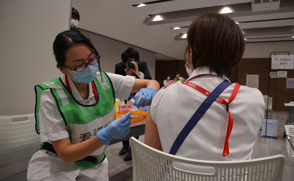 写真・図版 : ワクチン接種を受ける群馬県・前橋赤十字病院の医療従事者=2021年3月19日