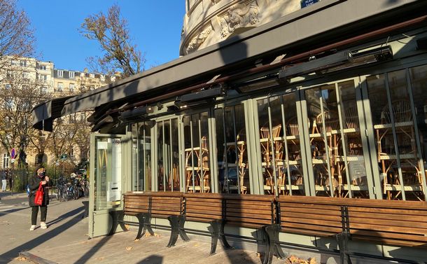 写真・図版 : 半年以上、閉鎖が続くパリのレストラン、椅子が積み上げられたままだ＝2020年11月5日、筆者撮影