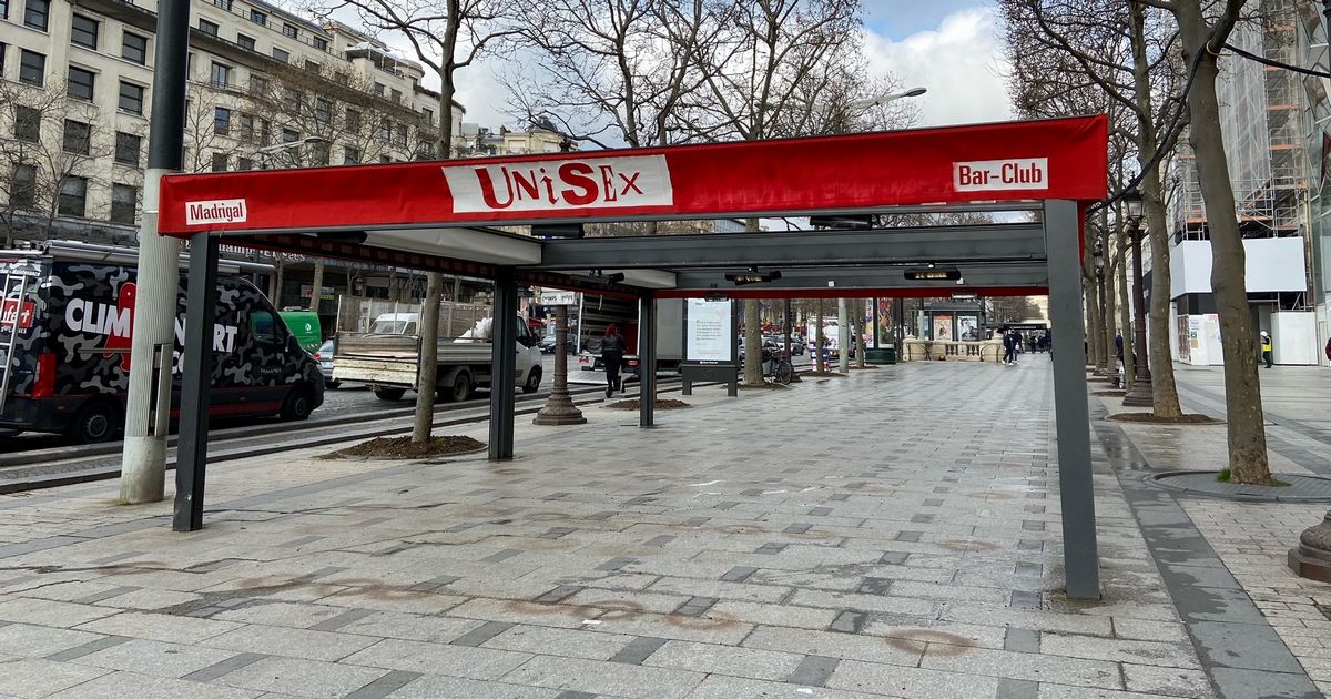 写真・図版 : パリ名物の歩道に設置のテラスカフェも閉鎖中で屋根だけが面残している＝2021年3月19日，シャンゼリゼ大通り