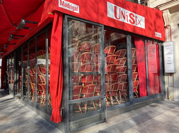 写真・図版 : 半年以上、閉鎖が続くパリのレストラン、椅子が積み上げられたままだ＝2020年11月5日、筆者撮影