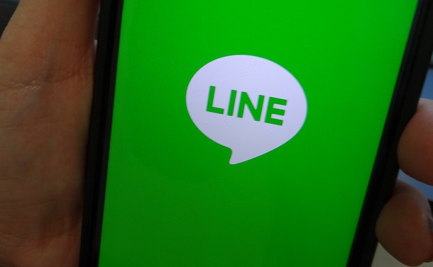写真・図版 : 通信アプリ「LINE」のスマートフォンでの起動画面 