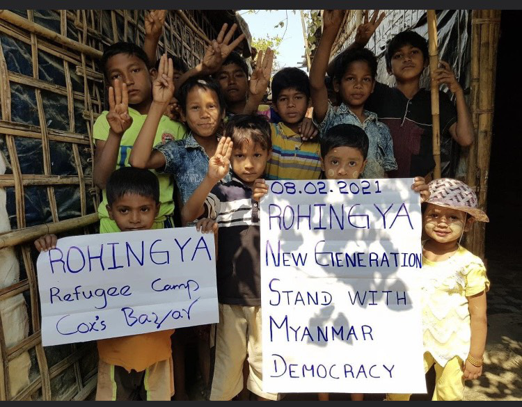 写真・図版 : ミャンマーの民主化を応援するとアピールする難民キャンプの子どもたち＝日本で暮らすロヒンギャのアウンティンさん提供
