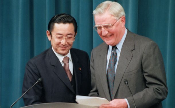 写真・図版 : 1996年4月、米軍普天間飛行場返還合意について首相官邸での共同会見で発表する橋本首相とモンデール駐日米大使＝朝日新聞社