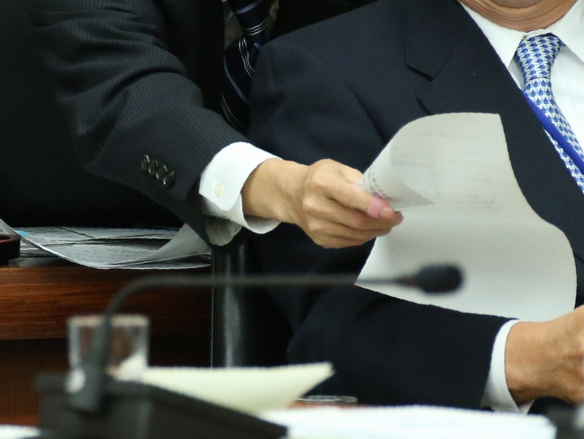 写真・図版 : 2014年、衆院での審議で＝朝日新聞社