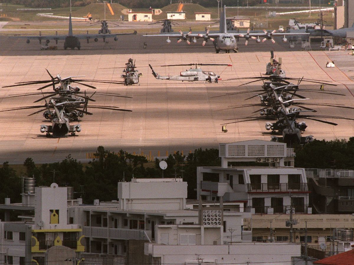 写真・図版 : 1997年、沖縄県宜野湾市で住宅地の隣にある米軍普天間飛行場。今も変わらない＝朝日新聞社