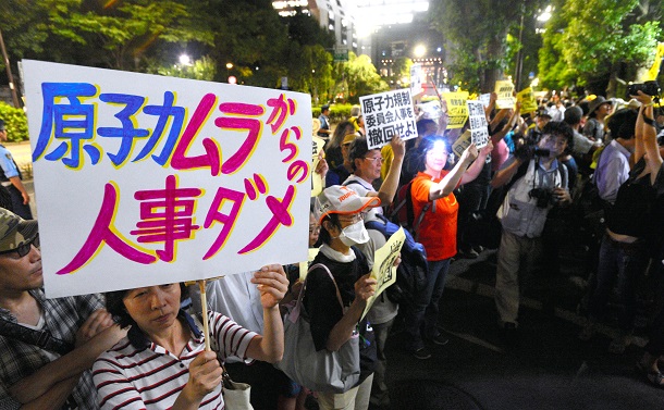 写真・図版 : 原子力規制委員会の人事案撤回を訴える人たち＝2012年8月3日、東京・永田町