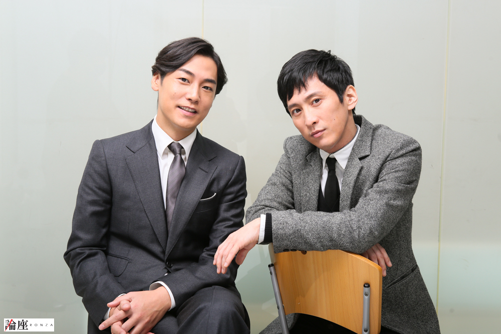 写真・図版 : 成河（右）＆福士誠治＝宮川舞子 撮影