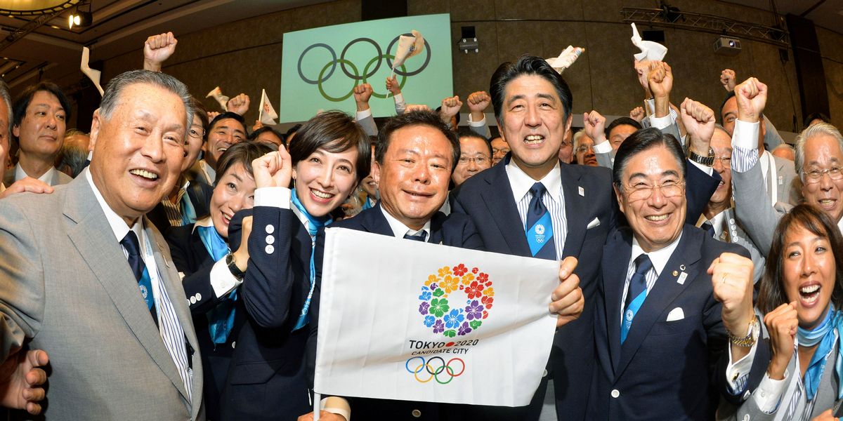 写真・図版 : IOC総会で2020年の五輪開催都市が東京に決まり、喜ぶ安倍晋三首相（当時）ら招致関係者＝2013年9月7日、ブエノスアイレス