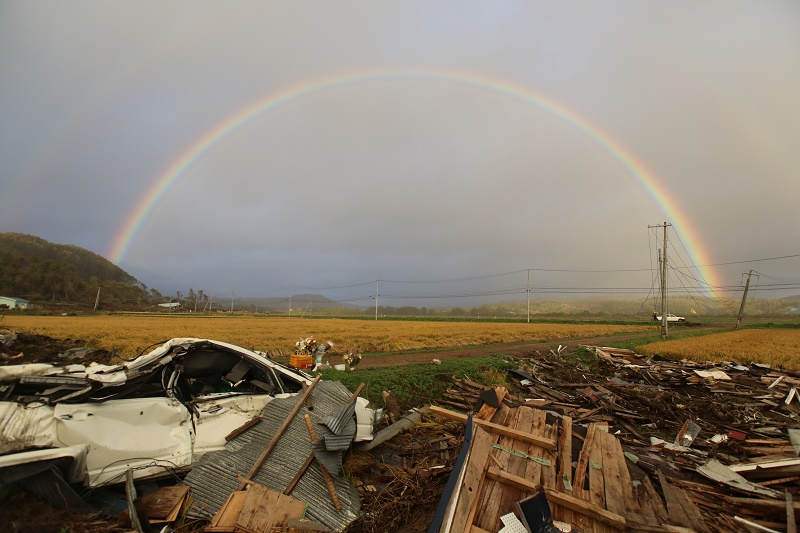 写真・図版 : 北海道胆振東部地震発生から1カ月が過ぎた7日、震度7を記録した厚真町に大きな虹がかかった＝2018年10月7日午後4時29分、北海道厚真町