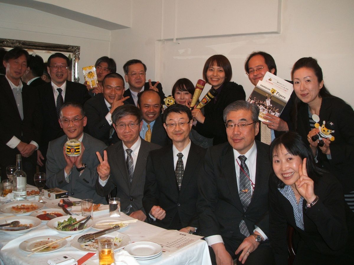 写真・図版 : 2012年の「観虎会」忘年会。黒江氏は前列着席の左端＝黒江氏提供