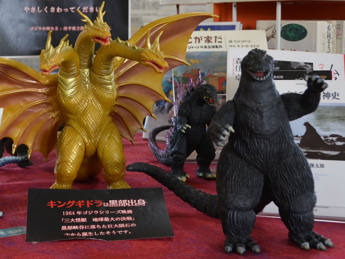 写真・図版 : ゴジラ（右）とキングギドラのフィギュア＝2015年、富山県の黒部市立図書館。朝日新聞社