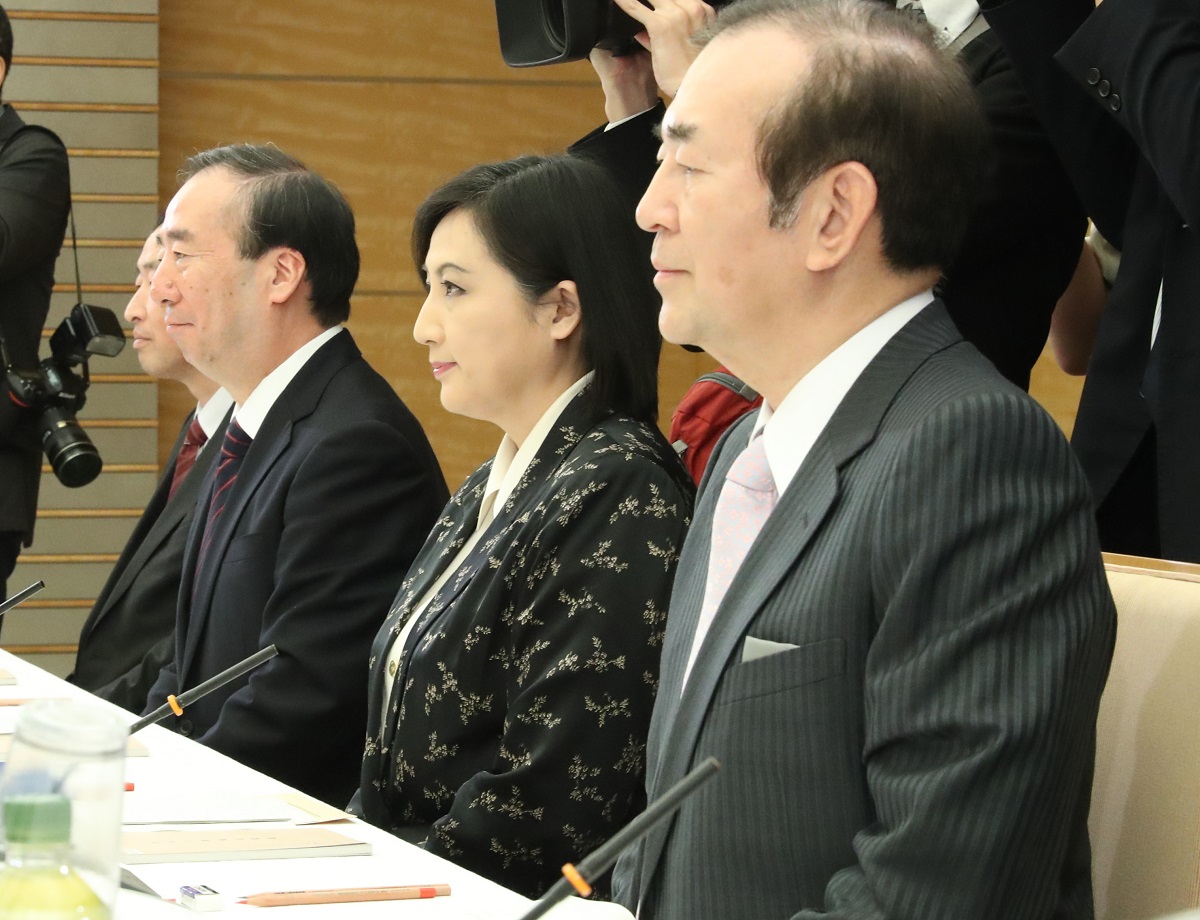 写真・図版 : 天皇の公務の負担軽減等に関する有識者会議に臨む有識者。右から山内昌之・東大名誉教授、宮崎緑・千葉商科大学教授、清家篤・慶応義塾長=2017年4月6日、首相官邸 