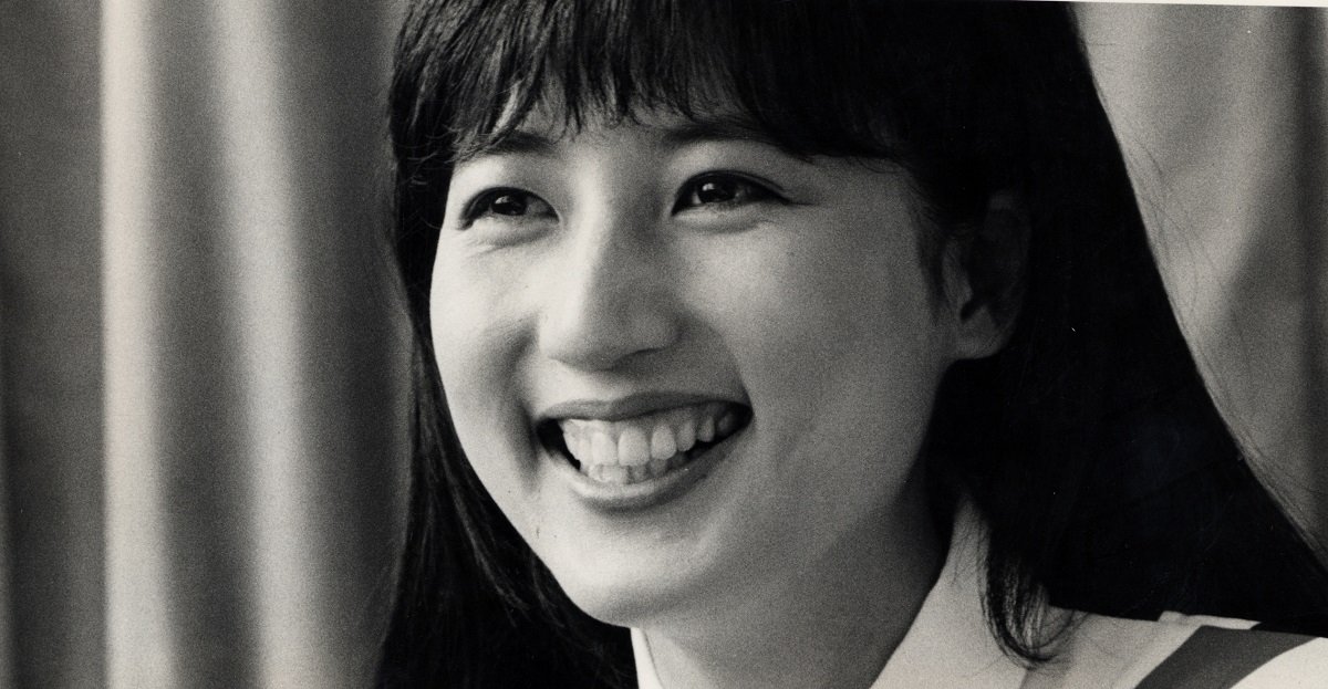 写真・図版 : NHK「ニュースセンター9時」でキャスターをしていた時の宮崎緑さん=1984年
