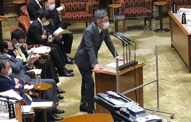 写真・図版 : 参議院予算委員会で答弁する武田良太総務大臣=撮影・筆者