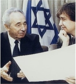 写真・図版 : ペレス首相（左）とプランチュ氏