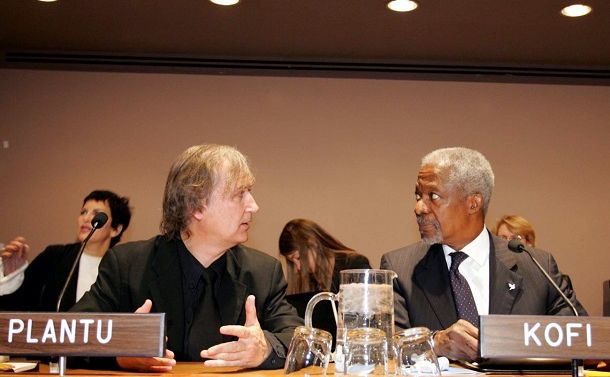 写真・図版 : 2006年に漫画と平和をテーマに開かれた国連の会議で親しく話すプランチュ氏（左）とコフィ・アナン事務総長