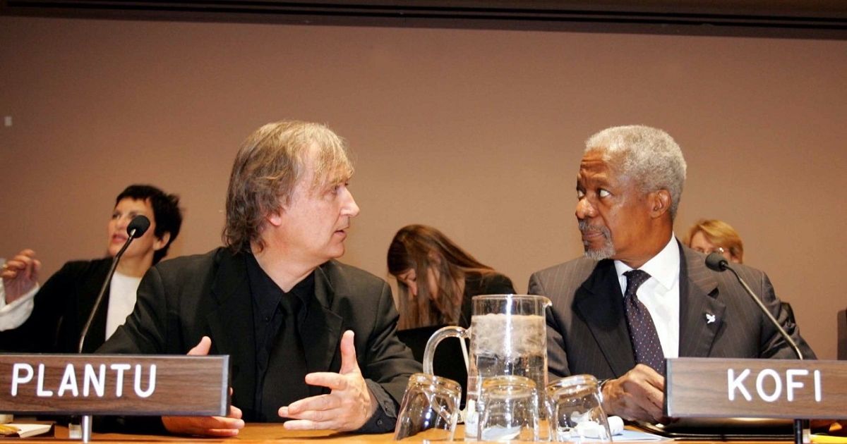 写真・図版 : 2006年に漫画と平和をテーマに開かれた国連の会議で親しく話すプランチュ氏（左）とコフィ・アナン事務総長。