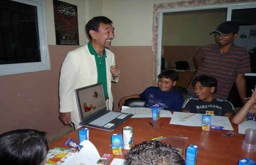 写真・図版 : 2008年、パレスチナ難民キャンプで子供たちに政治まんがを教える筆者