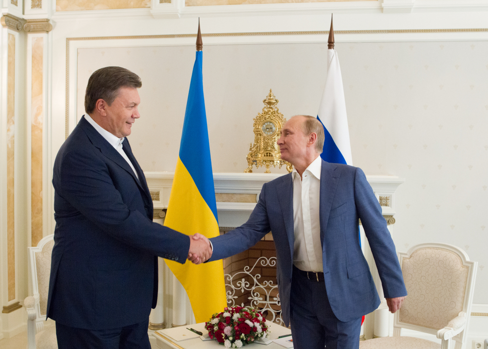 写真・図版 : ウクライナのヤヌコヴィッチ大統領（当時、左）とロシアのプーチン大統領＝2012年8月25日、ソチ・ロシア　photowalking / Shutterstock.com