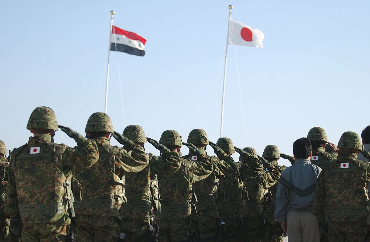 写真・図版 : 2004年、イラク・サマワの陸上自衛隊宿営地＝朝日新聞社