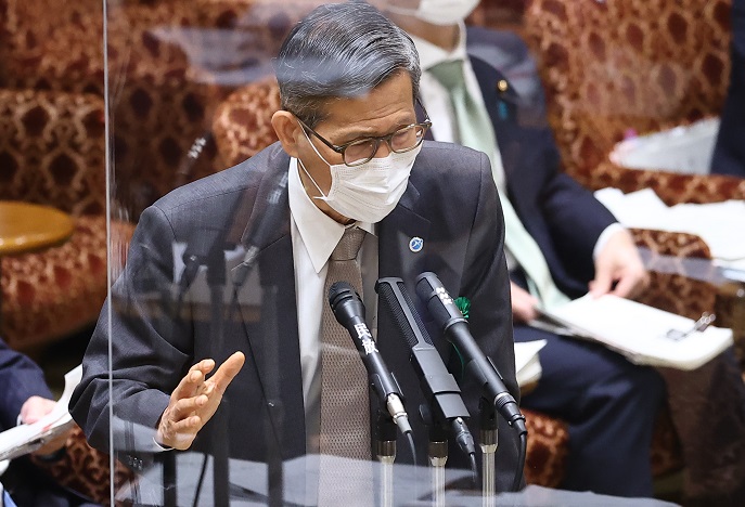 写真・図版 : 参院予算委で専門家として答弁する尾身茂・新型コロナウイルス対策分科会会長＝2021年3月25日