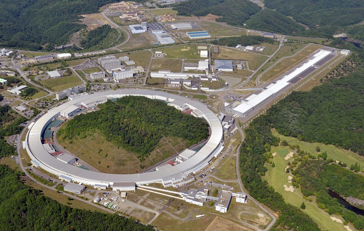 写真・図版 : 国がつくった基礎研究施設の例。大型放射光施設「スプリング8」（画面下）と、X線自由電子レーザー施設「SACLA」（画面右上の直線部）＝2013年6月4日、兵庫県佐用町、朝日新聞社ヘリから 