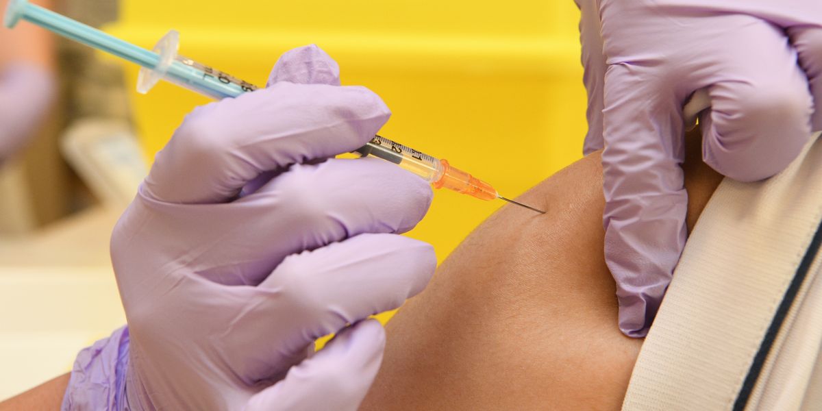 写真・図版 : 新型コロナウイルスのワクチンの接種＝2021年2月19日