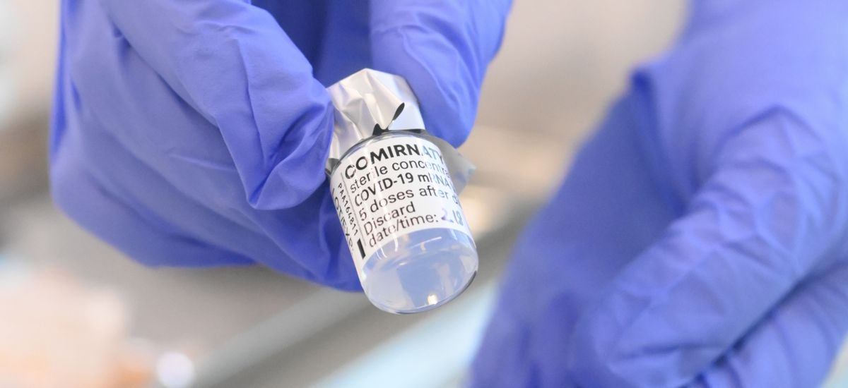 写真・図版 : 新型コロナウイルスワクチンの入った容器＝2021年2月18日