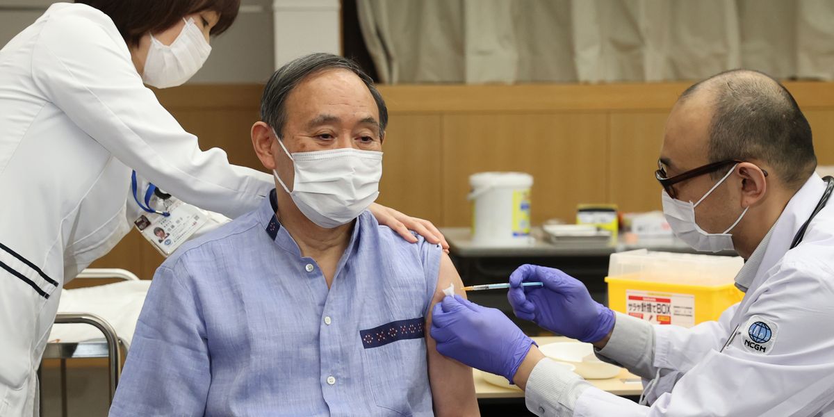 写真・図版 : 新型コロナウイルスワクチンを接種する菅義偉首相＝2021年3月16日、東京都新宿区の国立国際医療研究センター