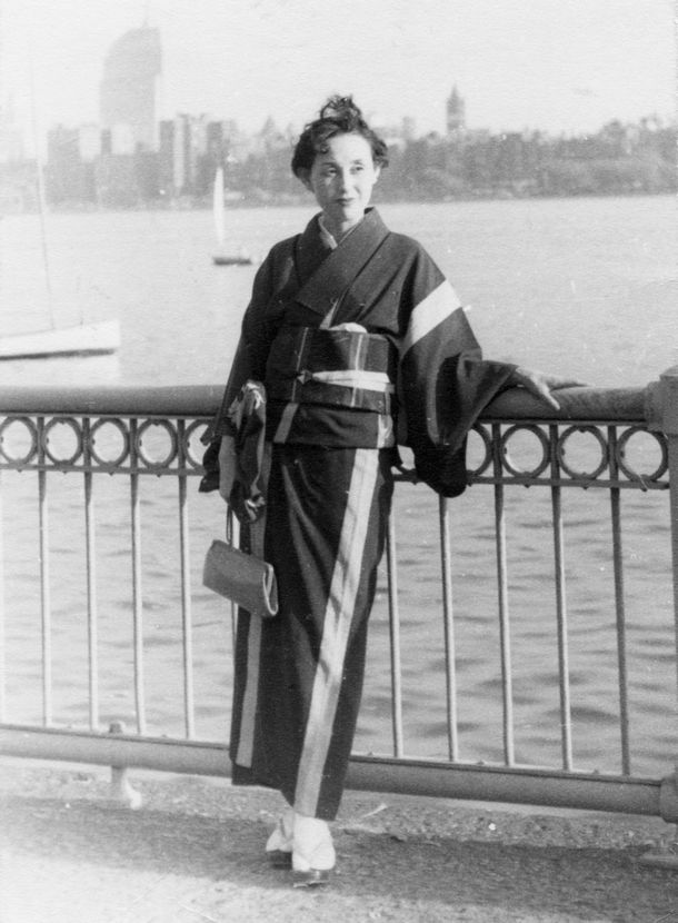 写真・図版 : 篠田さんはアメリカ滞在中もずっと着物を着ていた（ボストンのチャールズ川を背景に）
