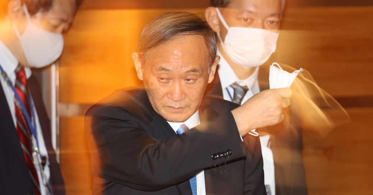 写真・図版 : 東京都への「まん延防止等重点措置」適用について、記者団の取材に臨む菅義偉首相＝2021年4月8日、首相官邸