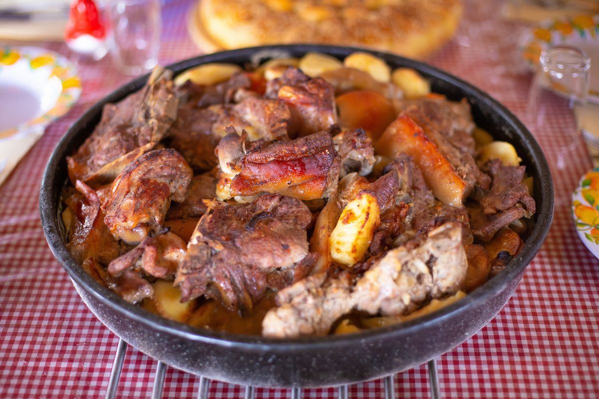 写真・図版 : 肉や野菜を鉄鍋で蒸し焼きにするクロアチアの伝統料理ペカ（xbrchx/Shutterstock.com）