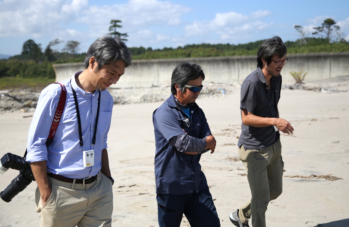 写真・図版 : 自宅近くの海岸を歩く左から阿部岳記者、木村紀夫さん、筆者=2020年10月、福島県大熊町