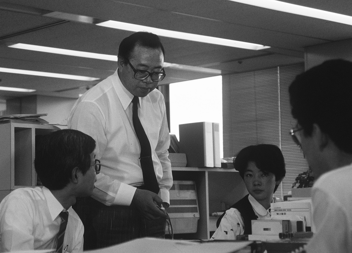 写真・図版 : 歌手活動とともに銀行員としても勤務していた小椋佳＝1987年4月、東京・内幸町