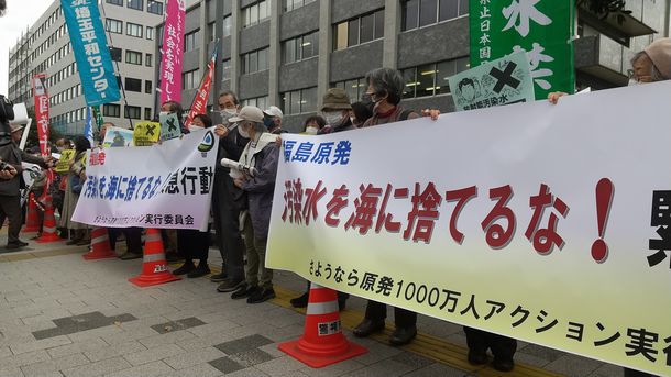 写真・図版 : 首相官邸前で、処理水の海洋放出を決めた政府に抗議をする人たち＝2021年4月13日、東京都千代田区