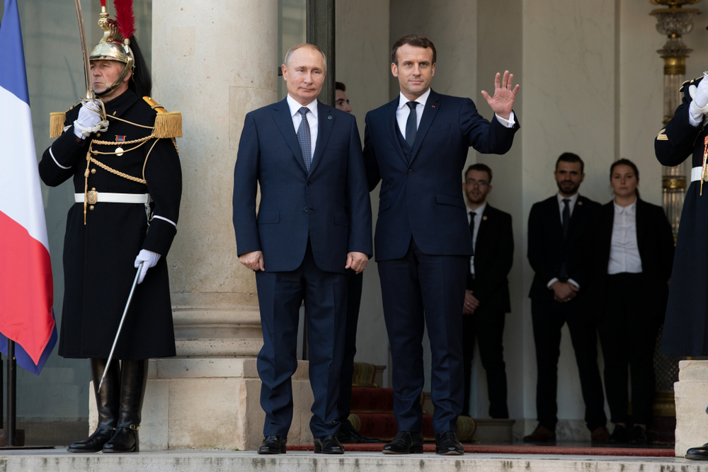 写真・図版 : ドンバス和平のための首脳会議に参加するロシアのプーチン大統領と、フランスのマクロン大統領＝2019年12月9日、パリ