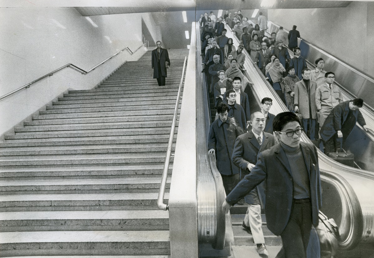 写真・図版 : 40年前の阪急梅田駅。人々はまだ両側に立ち止まって乗っているように見える＝1971年2月