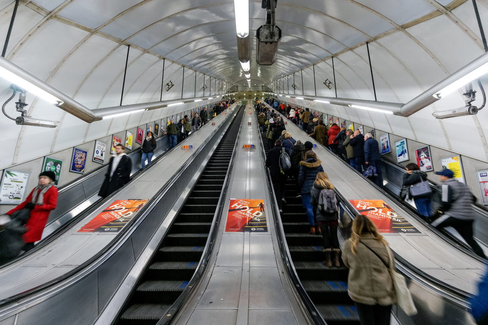 写真・図版 : エスカレーター「右立ち」発祥の地といわれるロンドンの地下鉄　imageportal / Shutterstock.com