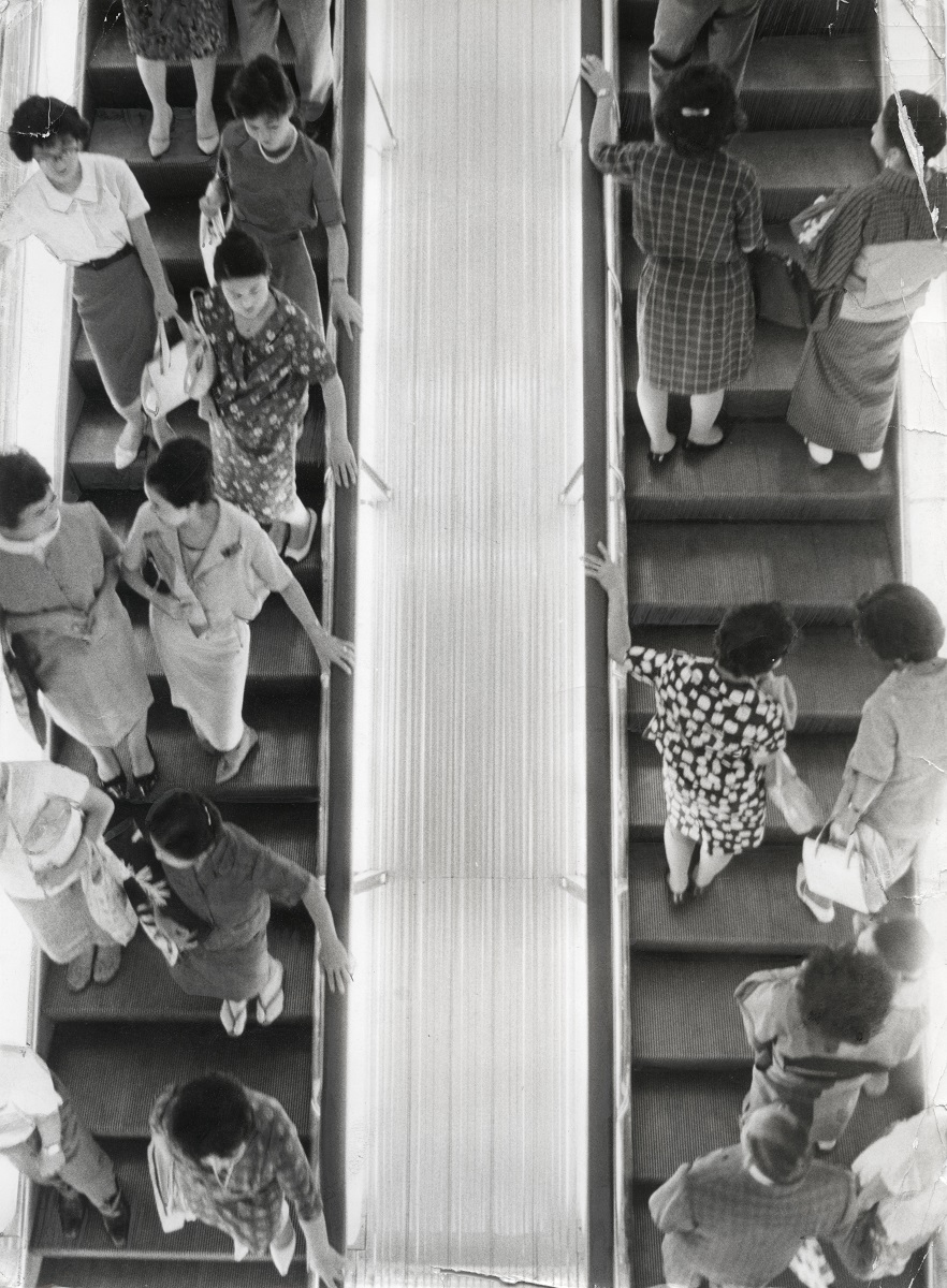 写真・図版 : 大阪・ミナミのデパート。大阪でもこの時期にはまだ、人々は両側にゆったりと立って乗っている＝1963年10月15日