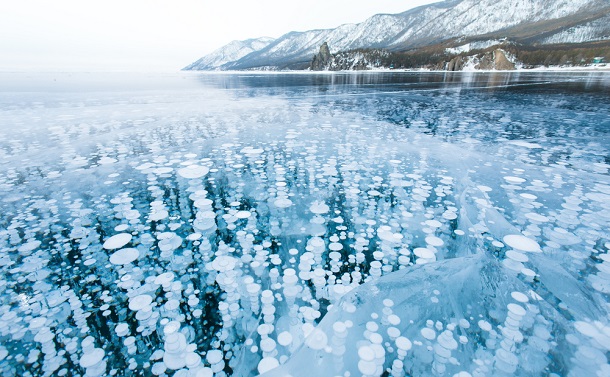 写真・図版 : 湖の氷の中にとじこめられたメタンガスの泡　Shutterstock.com