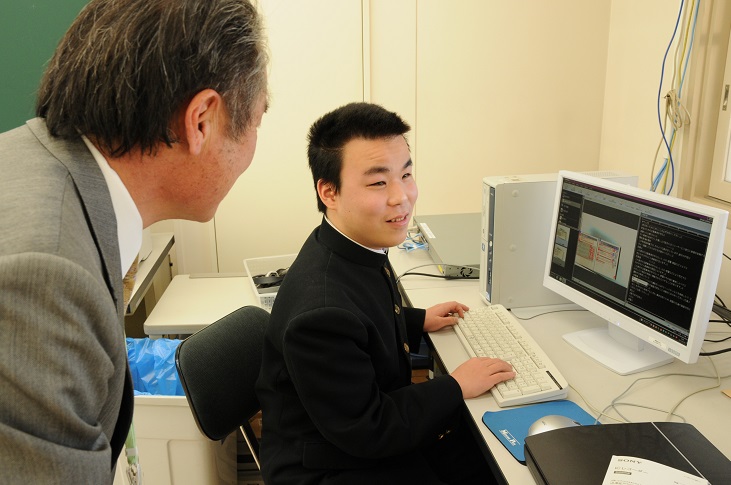 写真・図版 : 音声で読み上げるソフトを使ってパソコンを操作する盲学校の生徒＝2013年2月、愛知県 