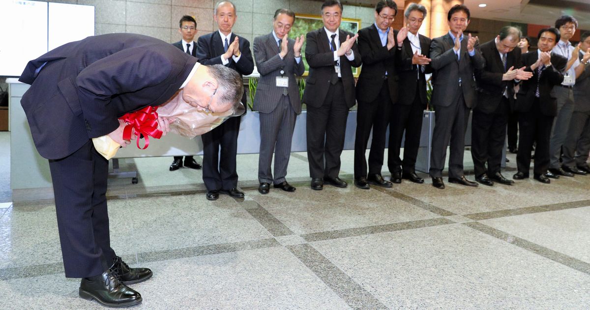 写真・図版 : 2017年7月、防衛事務次官を退官時に集まった職員に拍手で見送られ、深々と頭を下げる黒江氏=東京・市ケ谷の防衛省。朝日新聞社