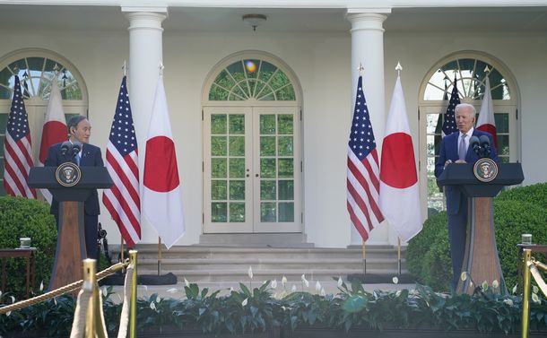 写真・図版 : 日米首脳会談後、共同会見をするバイデン大統領（右）と菅義偉首相＝２０２１年４月１６日午後５時３３分、ワシントンのホワイトハウス