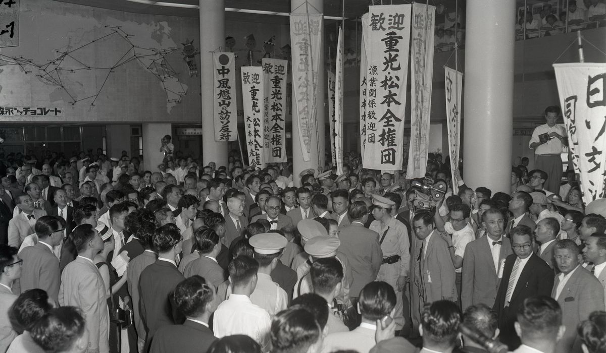 写真・図版 : 訪ソから帰国し、出迎えの人たちに囲まれて羽田空港を出る重光葵首席全権（中央右の眼鏡姿）＝1956年9月3日
