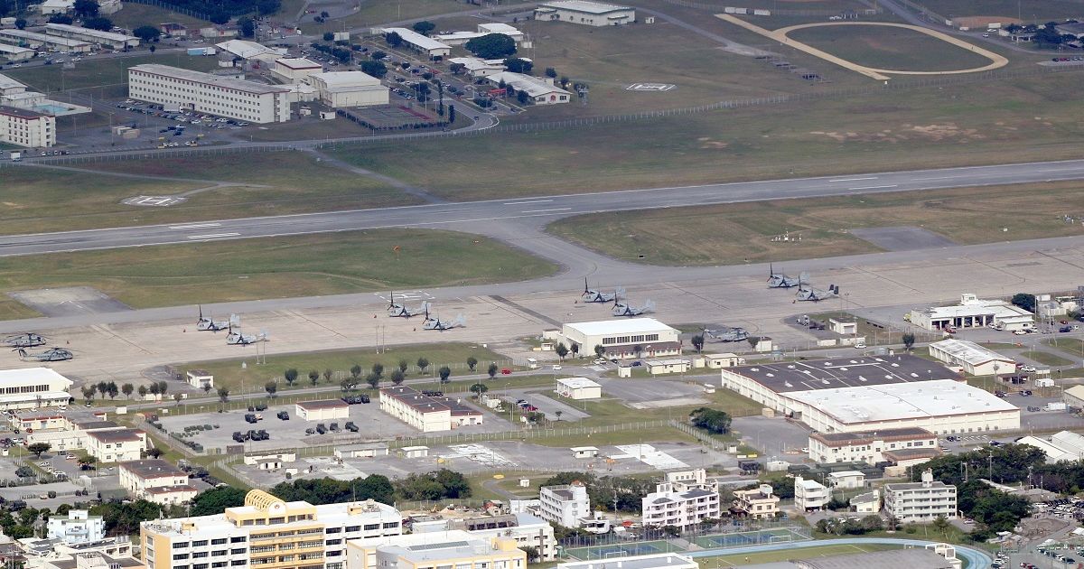 写真・図版 : 普天間基地に駐機するオスプレイ。手前は沖縄国際大学＝2019年12月、沖縄県宜野湾市、朝日新聞社機から