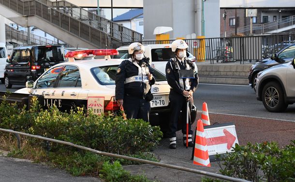 写真・図版 : 交通取り締まりを行う警察官ら＝2021年3月22日、名古屋市瑞穂区 