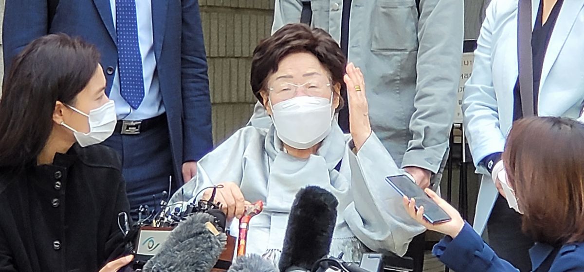 写真・図版 : 判決後、取材に答える元慰安婦の李容洙さん＝2021年4月21日、ソウル