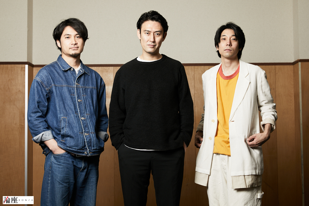 写真・図版 : 左から、皆川暢二、塚原大助、関口アナン＝森好弘 撮影