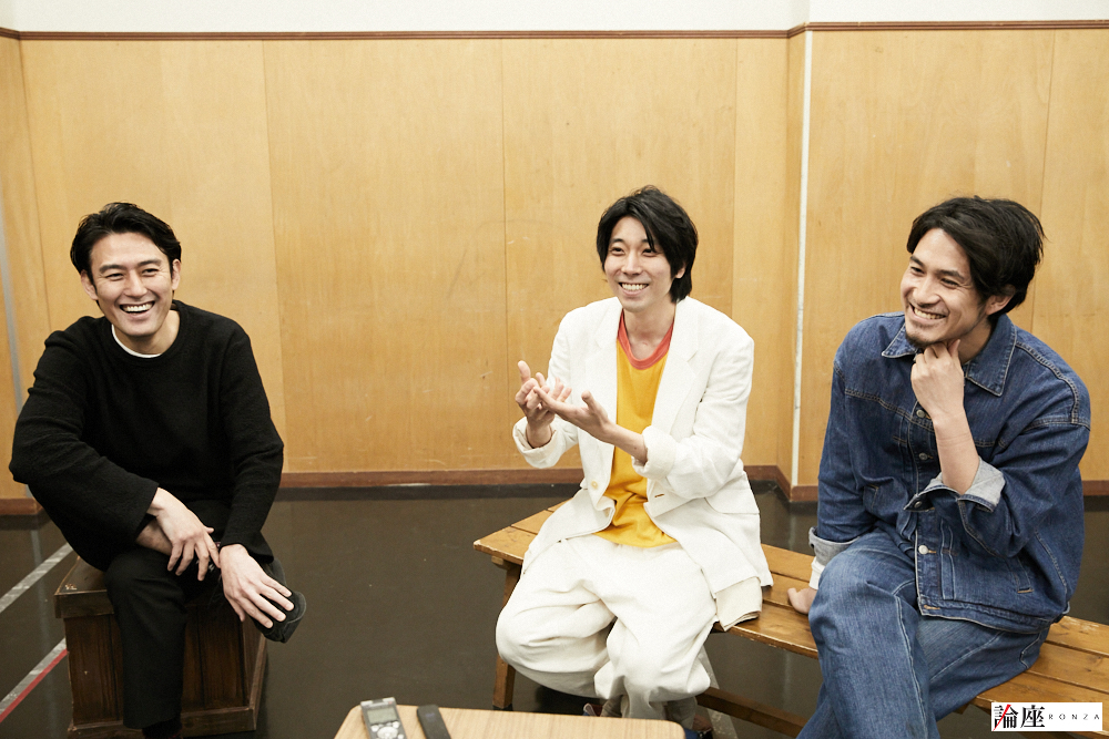 写真・図版 : 左から、皆川暢二、塚原大助、関口アナン＝森好弘 撮影